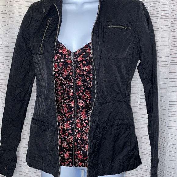 Pink/red floral zip up top with built in padding - Picture 2 of 9